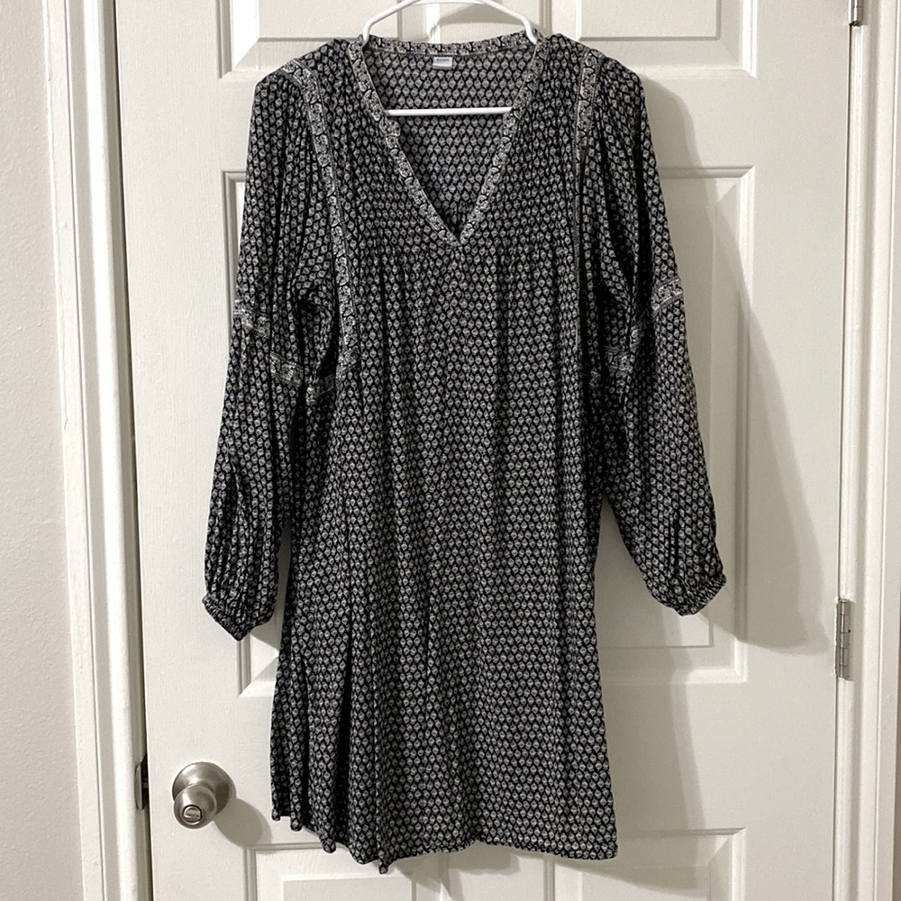 Old Navy long sleeve grey, white, navy print a line dress. Medium fit.
